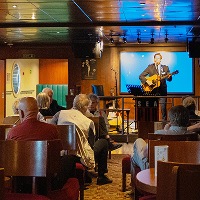 Svensk kryssningsvärd spelar gitarr i Sea Pub ombord Baltic Queen