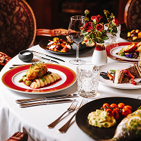 Slaviska maträtter står uppdukade på ett bord i restaurangen Aleksandra