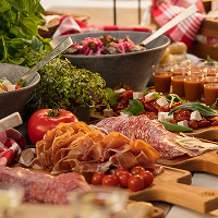 Mat står uppdukad i en bufférestaurang ombord Tallink Silja Lines fartyg