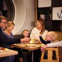 En familj äter middag i Grande Buffet på kryssning till Helsingfors