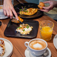 Lyxiga frukosträtter står uppdukade i restaurang Grill House
