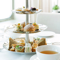 Mackor står serverade på ett fat på afternoon tea i Happy Lobster