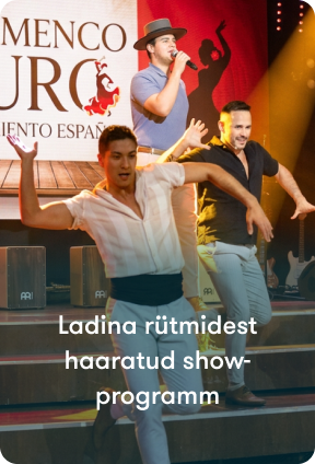 Tantsijad ja muusikud esinemas päikeseloojangu ajal Tallinki välistekil