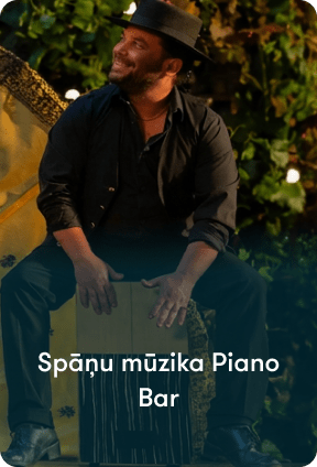 Mūziķis uzstājas Piano Bar Spāņu festivāla laikā