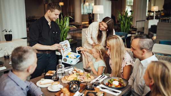 Lapsen syntymäpäivälahjayllätys Nero-ravintolassa